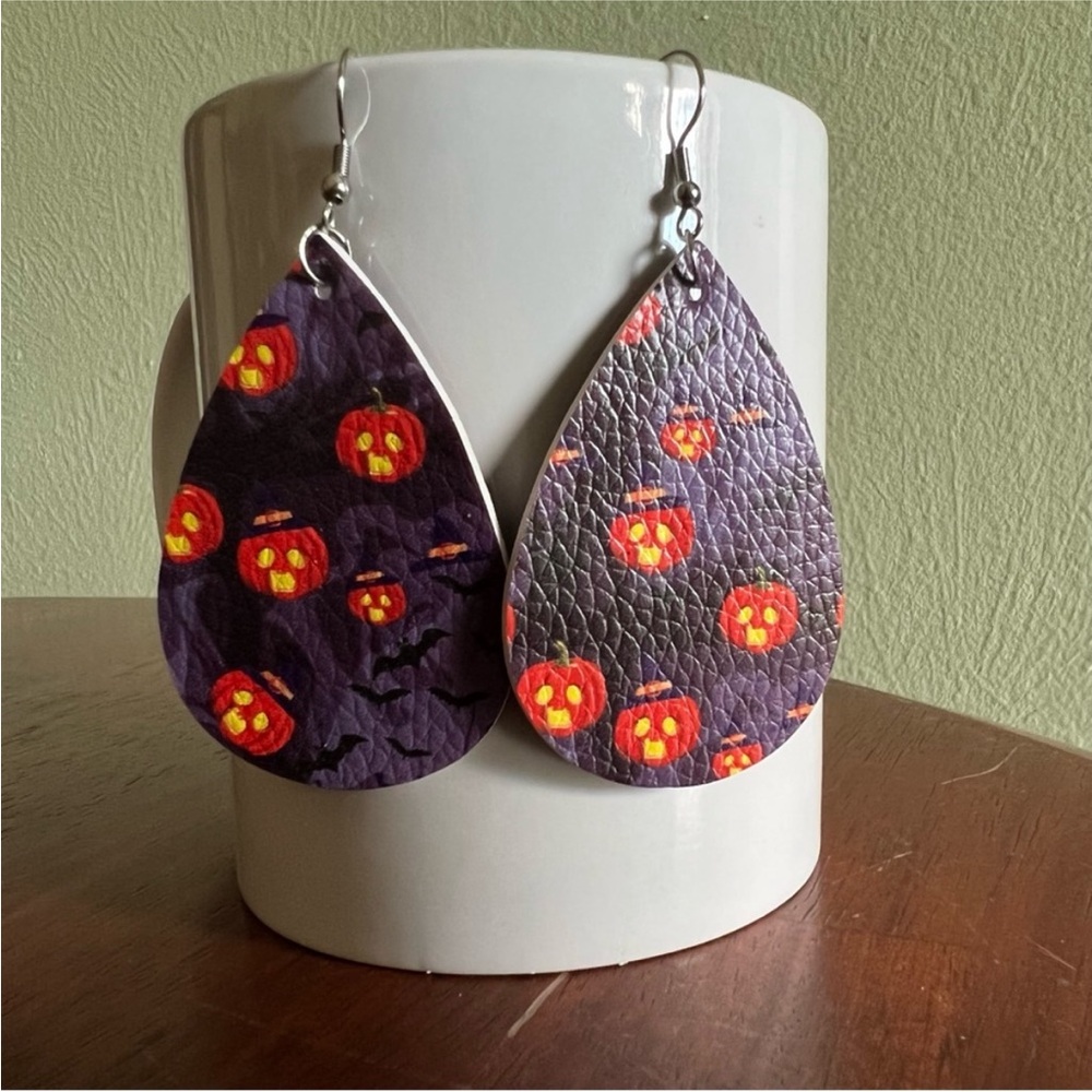 NWT Purple Jack-O’-Lantern Halloween Tear Drop Earrings